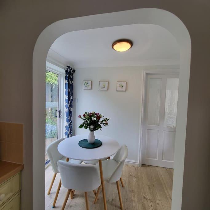 Cheerful, Cosy, One Bedroom Home With Patio And Parking Newbury  Exterior foto
