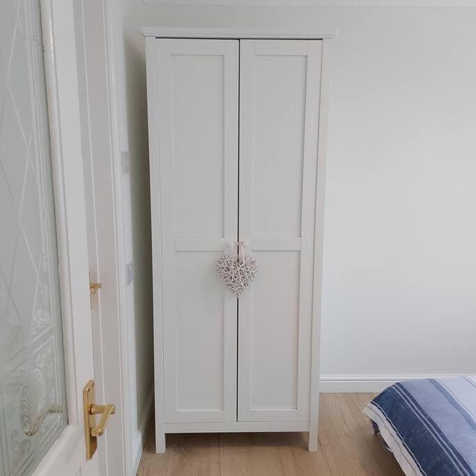 Cheerful, Cosy, One Bedroom Home With Patio And Parking Newbury  Exterior foto