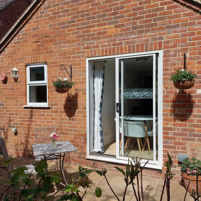 Cheerful, Cosy, One Bedroom Home With Patio And Parking Newbury  Exterior foto