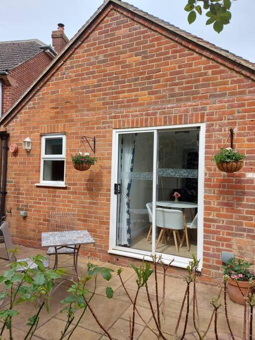 Cheerful, Cosy, One Bedroom Home With Patio And Parking Newbury  Exterior foto